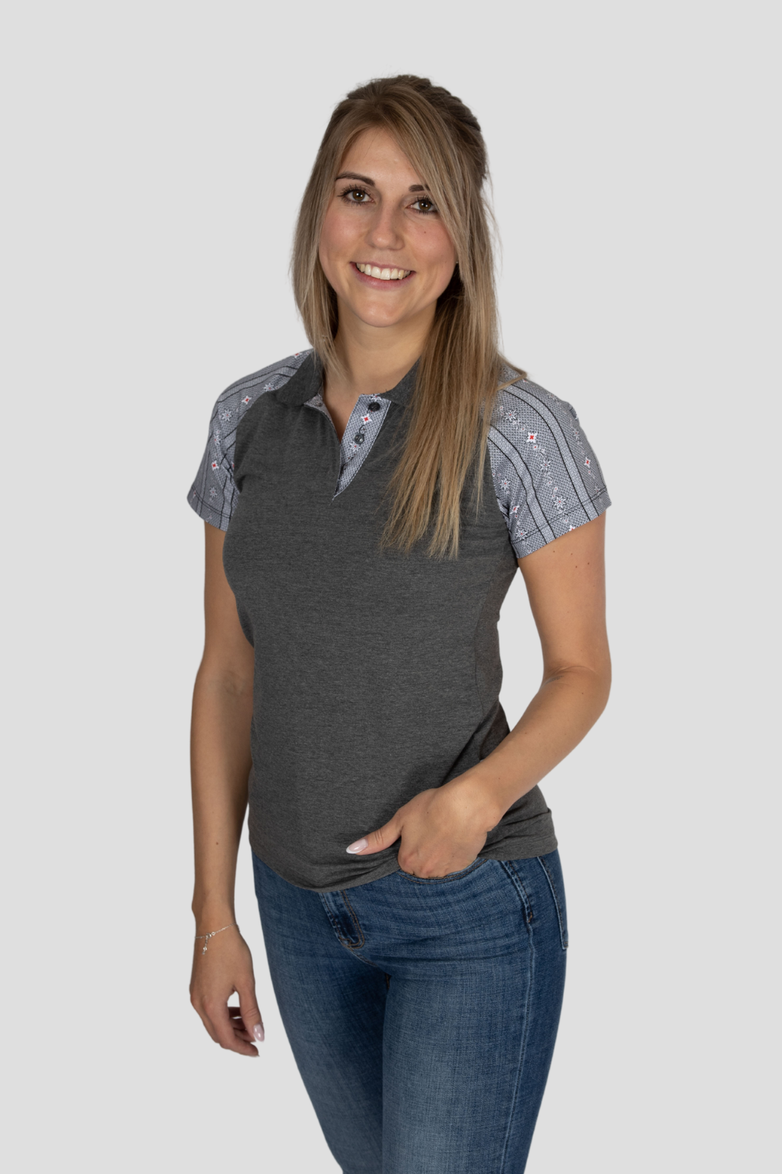 Damen Polo-Shirt Edelweiss Twist – Stilvolles Poloshirt mit dezenten Edelweiss-Akzenten am Kragen und den Ärmeln. Hochwertige Baumwollmischung, sportlich-eleganter Schnitt, ideal für Alltag und Freizeit. Schweizer Design von Edelvetica.