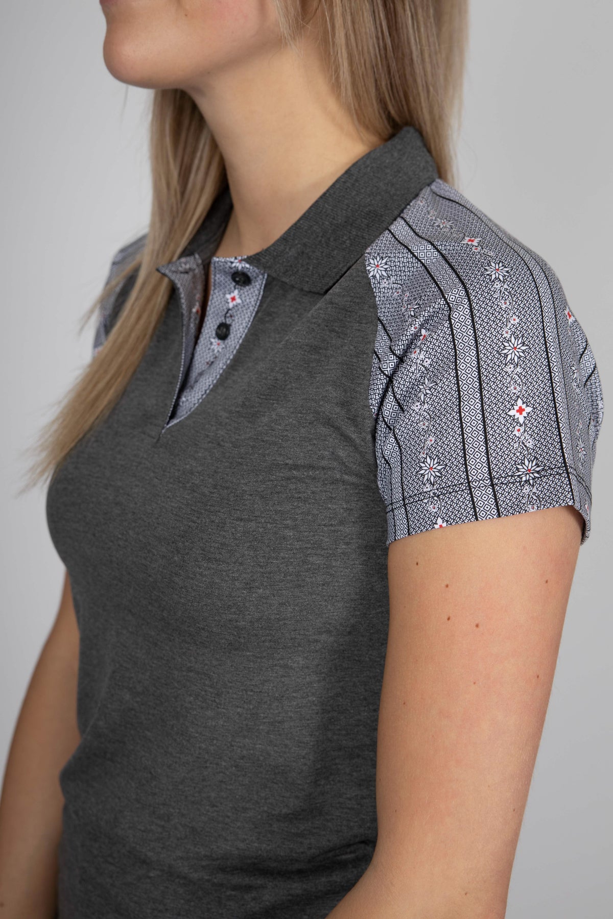 Damen Polo-Shirt Edelweiss Twist – Stilvolles Poloshirt mit dezenten Edelweiss-Akzenten am Kragen und den Ärmeln. Hochwertige Baumwollmischung, sportlich-eleganter Schnitt, ideal für Alltag und Freizeit. Schweizer Design von Edelvetica.