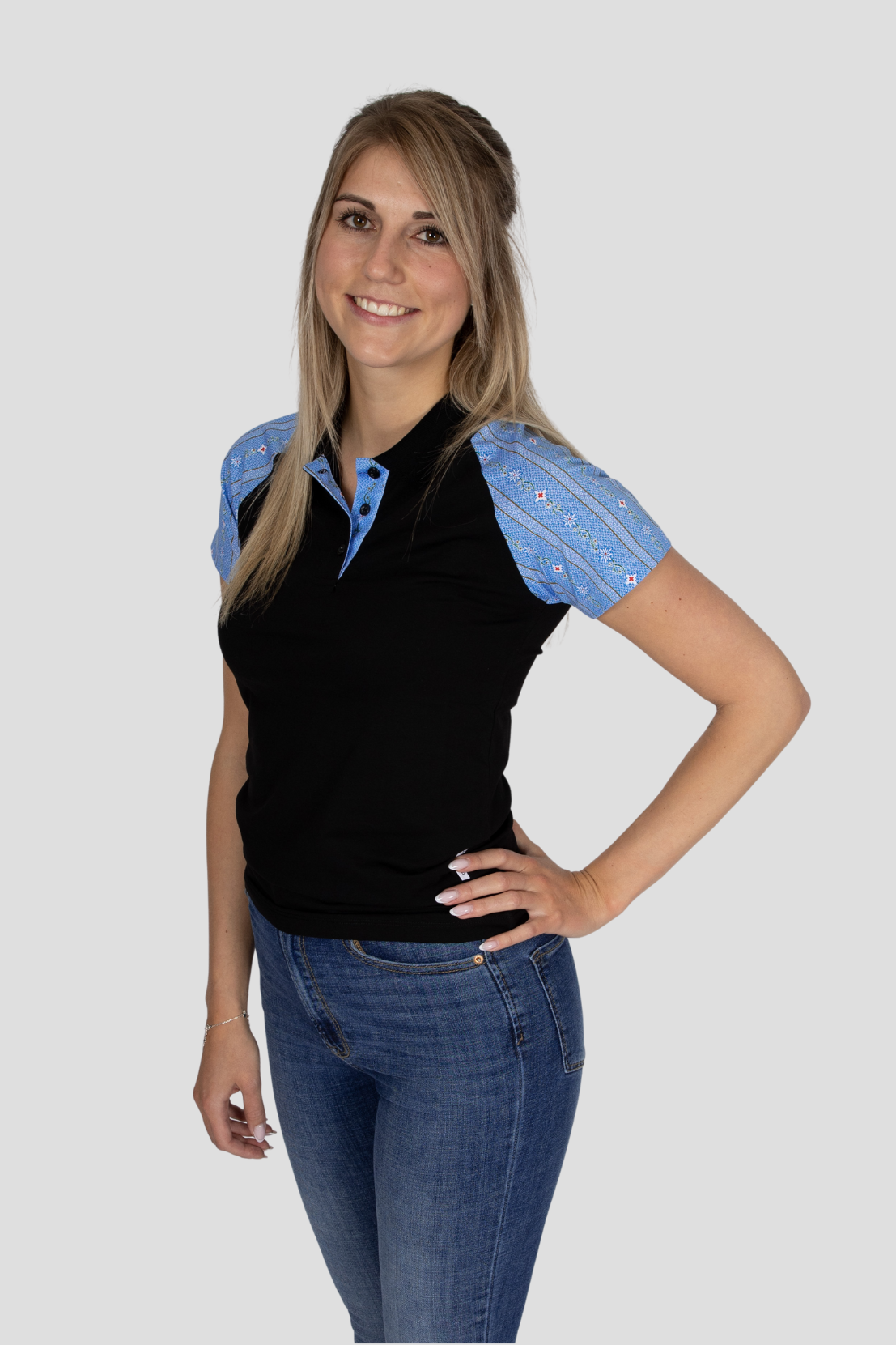 Damen Polo-Shirt Edelweiss Twist – Stilvolles Poloshirt mit dezenten Edelweiss-Akzenten am Kragen und den Ärmeln. Hochwertige Baumwollmischung, sportlich-eleganter Schnitt, ideal für Alltag und Freizeit. Schweizer Design von Edelvetica.