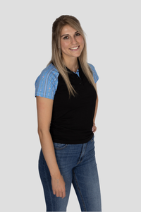 Damen Polo-Shirt Edelweiss Twist – Stilvolles Poloshirt mit dezenten Edelweiss-Akzenten am Kragen und den Ärmeln. Hochwertige Baumwollmischung, sportlich-eleganter Schnitt, ideal für Alltag und Freizeit. Schweizer Design von Edelvetica.