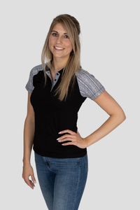 Damen Polo-Shirt Edelweiss Twist – Stilvolles Poloshirt mit dezenten Edelweiss-Akzenten am Kragen und den Ärmeln. Hochwertige Baumwollmischung, sportlich-eleganter Schnitt, ideal für Alltag und Freizeit. Schweizer Design von Edelvetica.