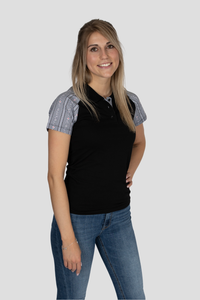 Damen Polo-Shirt Edelweiss Twist – Stilvolles Poloshirt mit dezenten Edelweiss-Akzenten am Kragen und den Ärmeln. Hochwertige Baumwollmischung, sportlich-eleganter Schnitt, ideal für Alltag und Freizeit. Schweizer Design von Edelvetica.