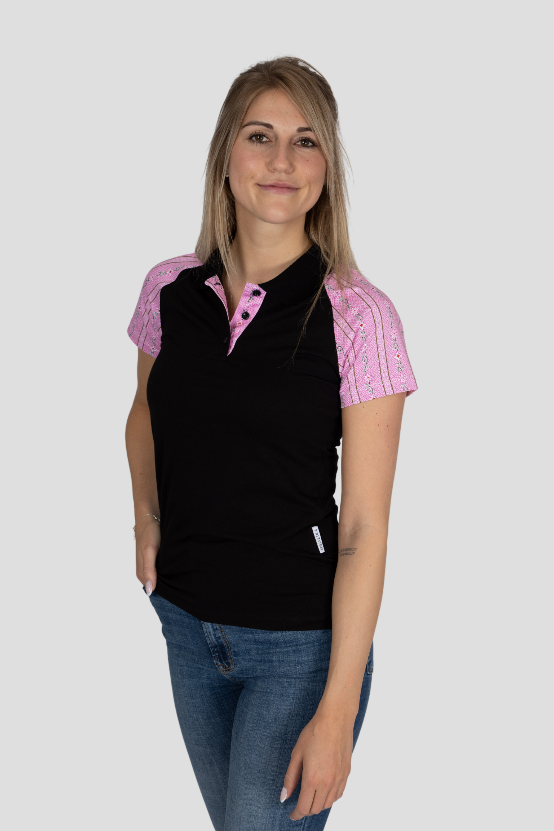 Damen Polo-Shirt Edelweiss Twist – Stilvolles Poloshirt mit dezenten Edelweiss-Akzenten am Kragen und den Ärmeln. Hochwertige Baumwollmischung, sportlich-eleganter Schnitt, ideal für Alltag und Freizeit. Schweizer Design von Edelvetica.