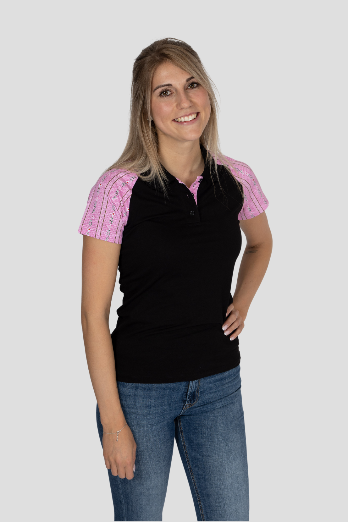 Damen Polo-Shirt Edelweiss Twist – Stilvolles Poloshirt mit dezenten Edelweiss-Akzenten am Kragen und den Ärmeln. Hochwertige Baumwollmischung, sportlich-eleganter Schnitt, ideal für Alltag und Freizeit. Schweizer Design von Edelvetica.