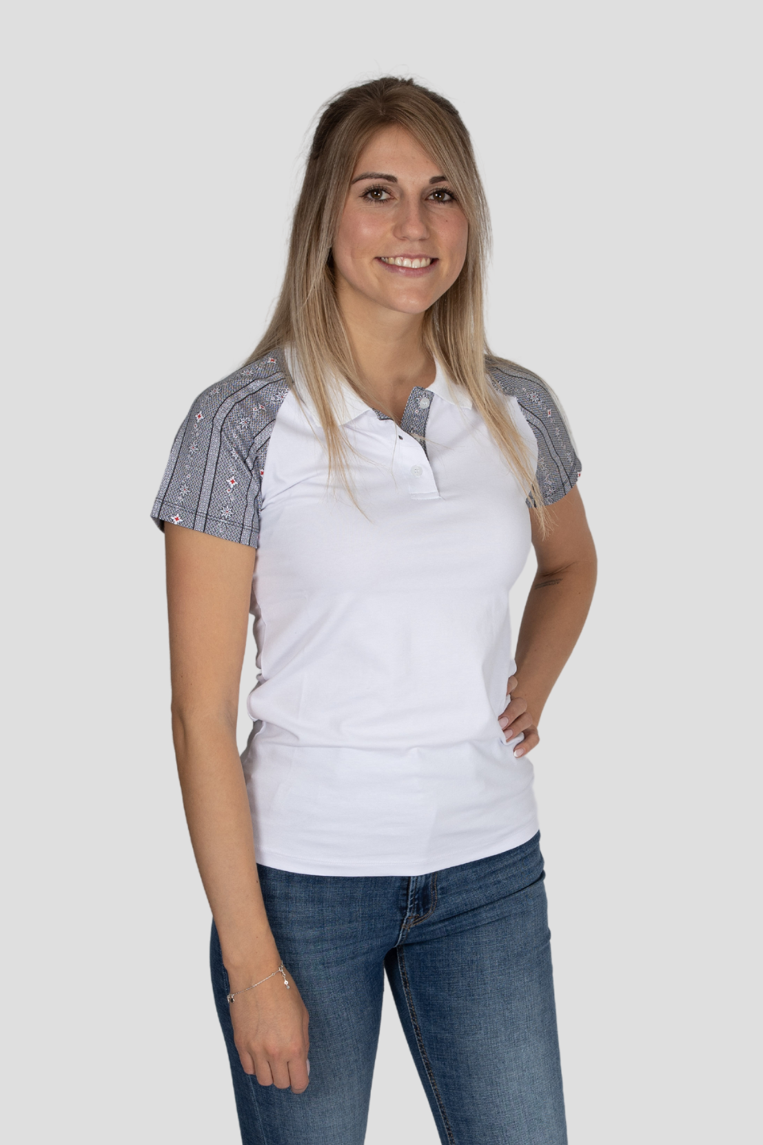 Damen Polo-Shirt Edelweiss Twist – Stilvolles Poloshirt mit dezenten Edelweiss-Akzenten am Kragen und den Ärmeln. Hochwertige Baumwollmischung, sportlich-eleganter Schnitt, ideal für Alltag und Freizeit. Schweizer Design von Edelvetica.