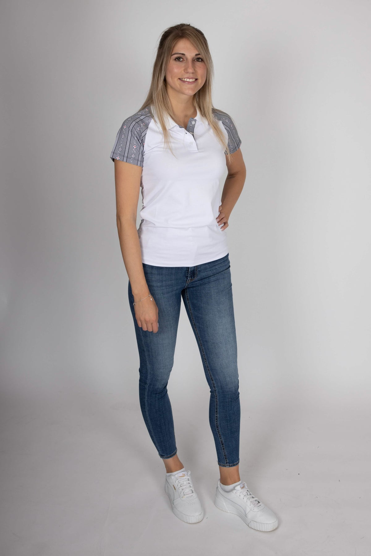 Damen Polo-Shirt Edelweiss Twist – Stilvolles Poloshirt mit dezenten Edelweiss-Akzenten am Kragen und den Ärmeln. Hochwertige Baumwollmischung, sportlich-eleganter Schnitt, ideal für Alltag und Freizeit. Schweizer Design von Edelvetica.