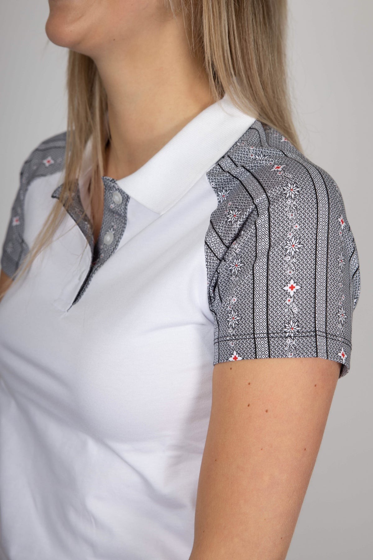 Damen Polo-Shirt Edelweiss Twist – Stilvolles Poloshirt mit dezenten Edelweiss-Akzenten am Kragen und den Ärmeln. Hochwertige Baumwollmischung, sportlich-eleganter Schnitt, ideal für Alltag und Freizeit. Schweizer Design von Edelvetica.