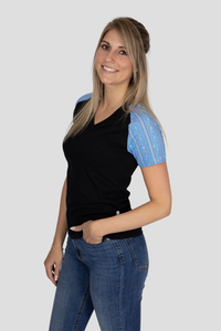 Damen T-Shirt Edelweiss Twist – Klassisches T-Shirt mit stilvollen Edelweiss-Akzenten an den Ärmeln. Weiche Baumwollmischung, bequeme Passform, perfekt für Alltag und Freizeit. Schweizer Design von Edelvetica.