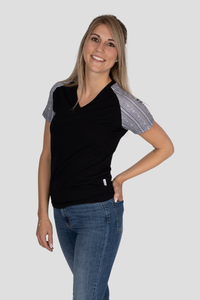 Damen T-Shirt Edelweiss Twist – Klassisches T-Shirt mit stilvollen Edelweiss-Akzenten an den Ärmeln. Weiche Baumwollmischung, bequeme Passform, perfekt für Alltag und Freizeit. Schweizer Design von Edelvetica.