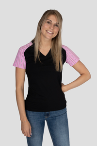 Damen T-Shirt Edelweiss Twist – Klassisches T-Shirt mit stilvollen Edelweiss-Akzenten an den Ärmeln. Weiche Baumwollmischung, bequeme Passform, perfekt für Alltag und Freizeit. Schweizer Design von Edelvetica.