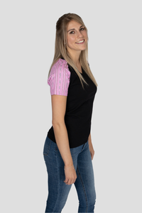 Damen T-Shirt Edelweiss Twist – Klassisches T-Shirt mit stilvollen Edelweiss-Akzenten an den Ärmeln. Weiche Baumwollmischung, bequeme Passform, perfekt für Alltag und Freizeit. Schweizer Design von Edelvetica.