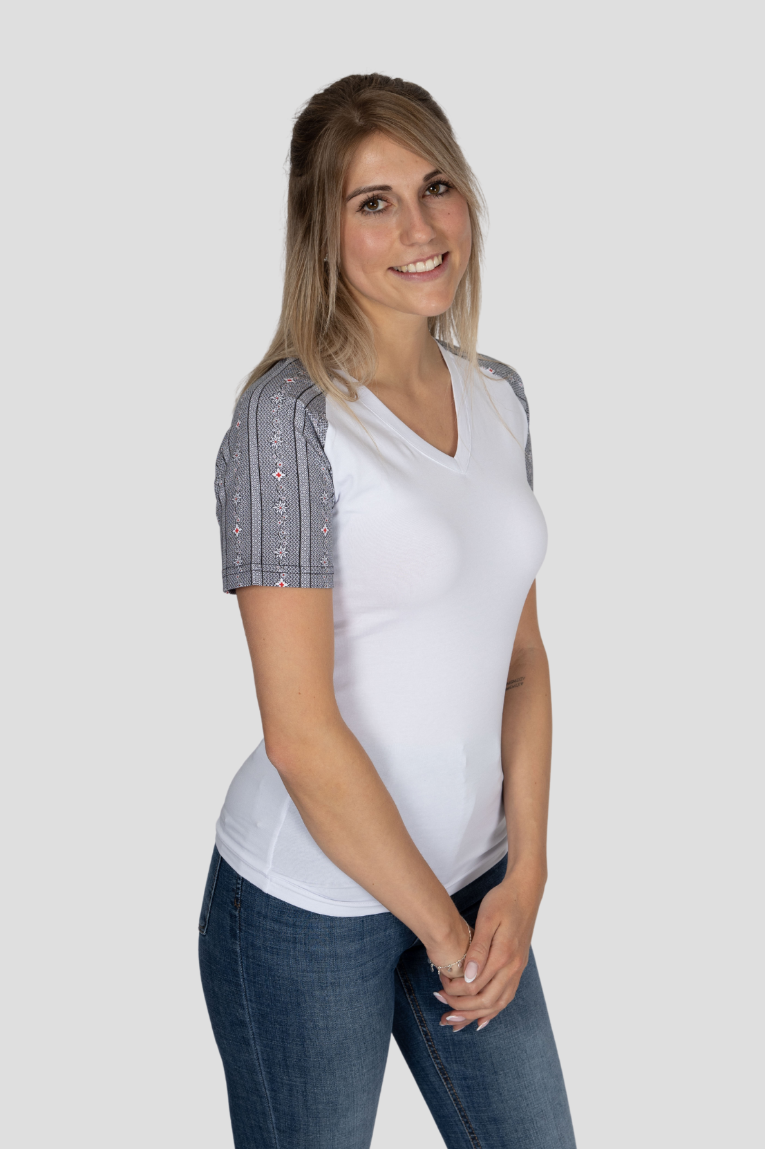 Damen T-Shirt Edelweiss Twist – Klassisches T-Shirt mit stilvollen Edelweiss-Akzenten an den Ärmeln. Weiche Baumwollmischung, bequeme Passform, perfekt für Alltag und Freizeit. Schweizer Design von Edelvetica.