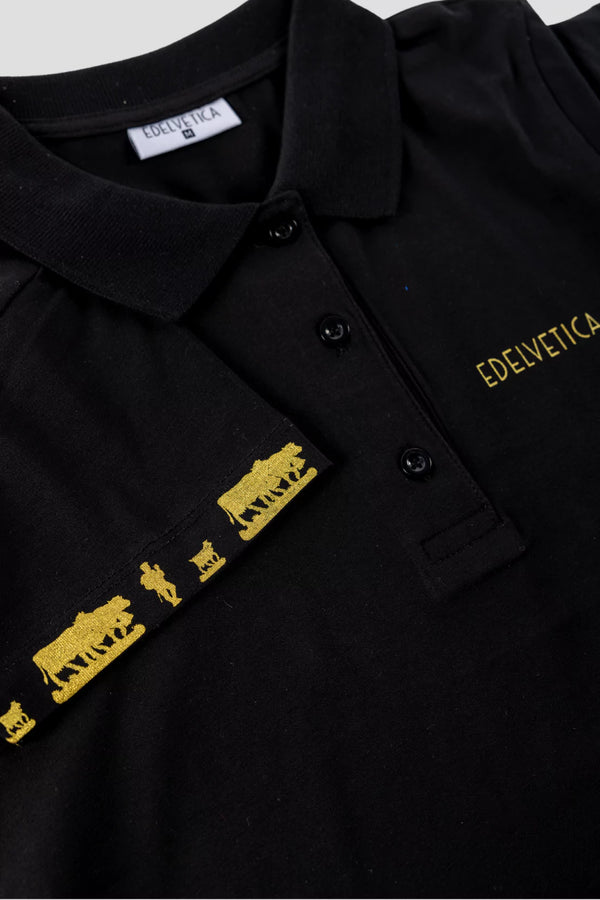 Damen Polo-Shirt 'Alpaufzug' von Edelvetica, das traditionelle Schweizer Motive mit modernem Poloshirt-Design kombiniert. Das Shirt zeigt eine detailreiche Darstellung des Alpaufzugs, einem kulturell bedeutsamen Ereignis in der Schweiz. Es ist ideal für einen lässigen, doch kulturell inspirierten Look, der sowohl Alltagstauglichkeit als auch ein einzigartiges Designelement bietet.