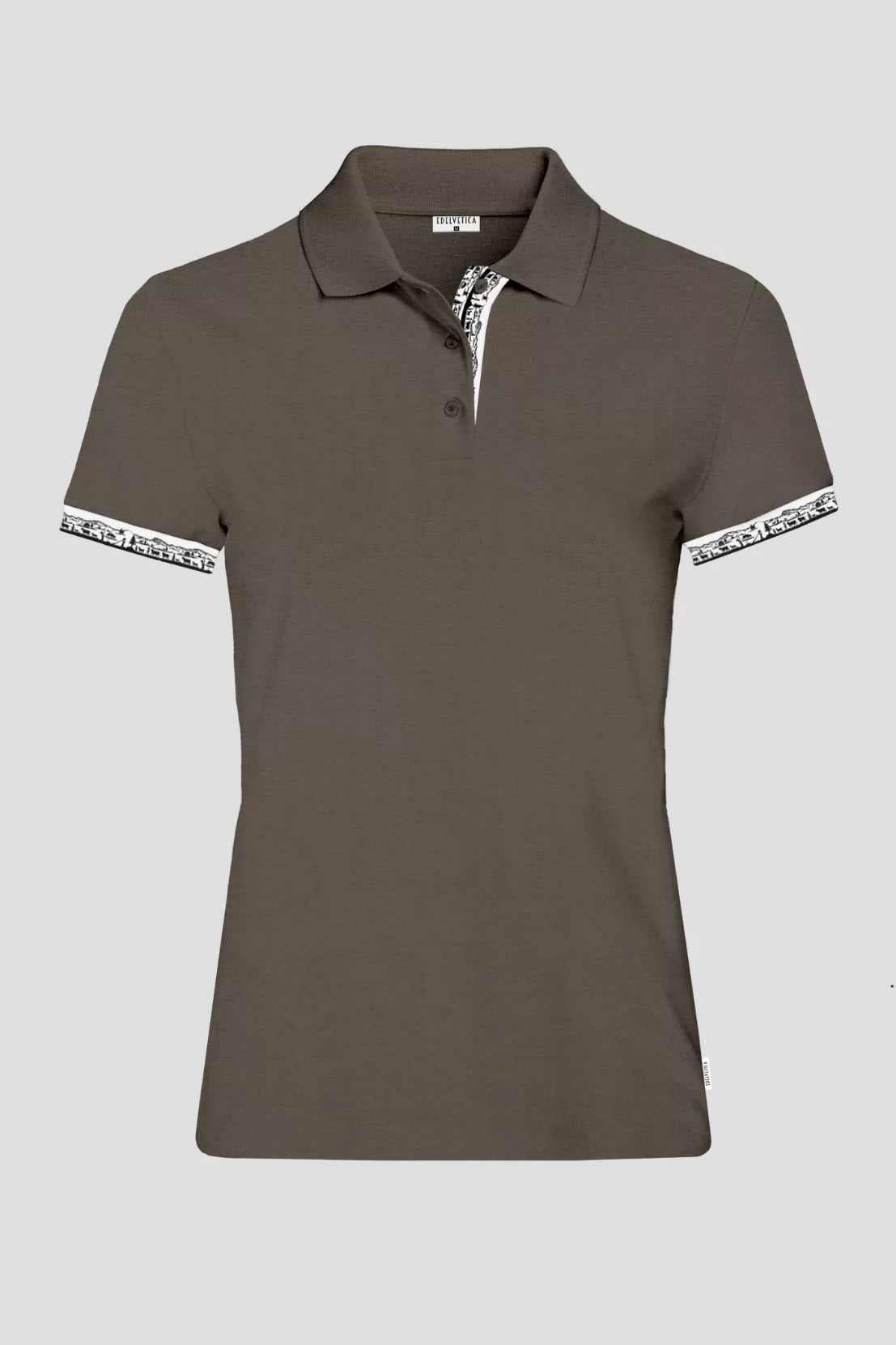 Damen Scherenschnitt Polo-Shirt von Edelvetica, gekennzeichnet durch einzigartige Scherenschnitt-Details am Kragen und den Armabschlüssen. Dieses elegante Polo-Shirt verbindet traditionelle Schweizer Kunst mit modernem Stil und bietet eine stilvolle Option für diverse Anlässe. Perfekt für eine anspruchsvolle Garderobe, die traditionelle Elemente und zeitgenössische Mode vereint.