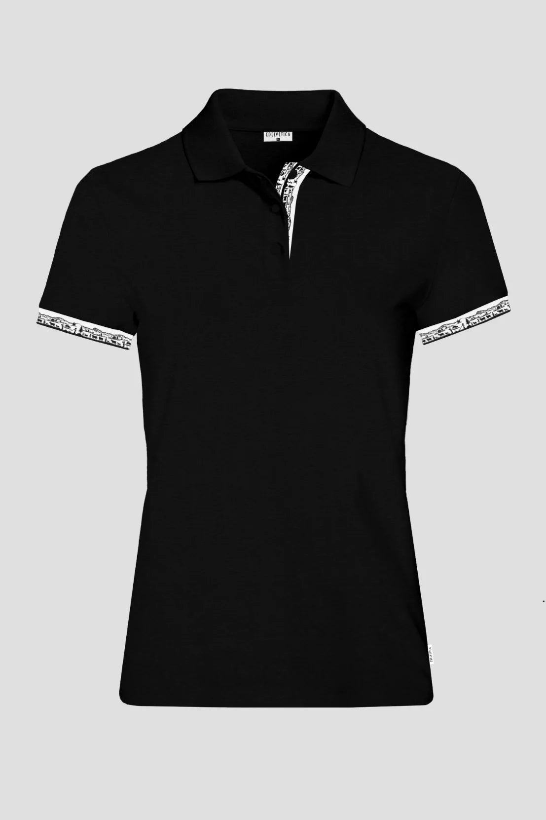 Damen Scherenschnitt Polo-Shirt von Edelvetica, gekennzeichnet durch einzigartige Scherenschnitt-Details am Kragen und den Armabschlüssen. Dieses elegante Polo-Shirt verbindet traditionelle Schweizer Kunst mit modernem Stil und bietet eine stilvolle Option für diverse Anlässe. Perfekt für eine anspruchsvolle Garderobe, die traditionelle Elemente und zeitgenössische Mode vereint.