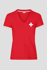 Damen Edelweiss-Shirt mit Schweizer Kreuz von Edelvetica, ein einzigartiges und stilvolles Kleidungsstück. Dieses Shirt kombiniert das traditionelle Edelweiss-Motiv mit dem Schweizer Kreuz, was eine besondere kulturelle Bedeutung in der Schweizer Tradition symbolisiert. Ideal für Frauen, die Wert auf eine Kombination aus Mode und kultureller Ausdruckskraft legen.