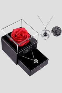 Liebes Geschenk-Box mit ewiger roter Seifenrose und silbriger Halskette mit 'Ich Liebe Dich' Inschrift in verschiedenen Sprachen von Edelvetica.