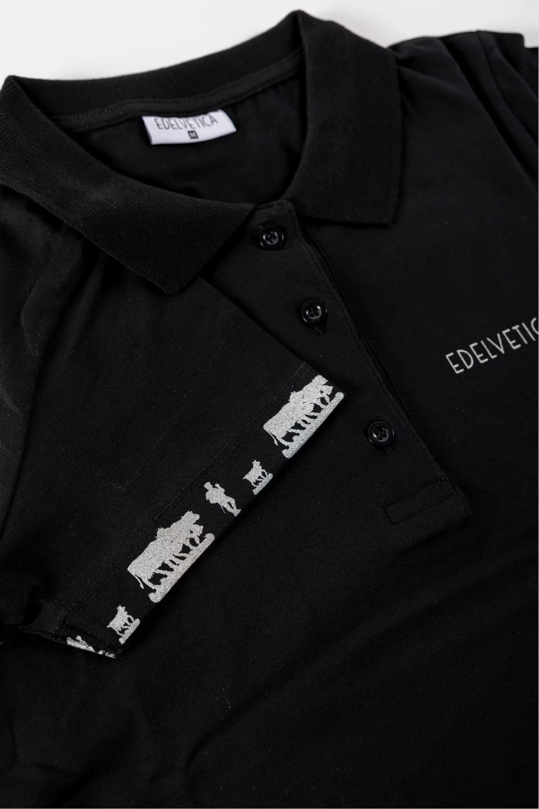 Herren Polo-Shirt 'Alpaufzug' von Edelvetica, das traditionelle Schweizer Motive mit modernem Poloshirt-Design kombiniert. Das Shirt zeigt eine detailreiche Darstellung des Alpaufzugs, einem kulturell bedeutsamen Ereignis in der Schweiz. Es ist ideal für einen lässigen, doch kulturell inspirierten Look, der sowohl Alltagstauglichkeit als auch ein einzigartiges Designelement bietet.