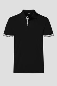 Herren Scherenschnitt Polo-Shirt von Edelvetica, gekennzeichnet durch einzigartige Scherenschnitt-Details am Kragen und den Armabschlüssen. Dieses elegante Polo-Shirt verbindet traditionelle Schweizer Kunst mit modernem Stil und bietet eine stilvolle Option für diverse Anlässe. Perfekt für eine anspruchsvolle Garderobe, die traditionelle Elemente und zeitgenössische Mode vereint.