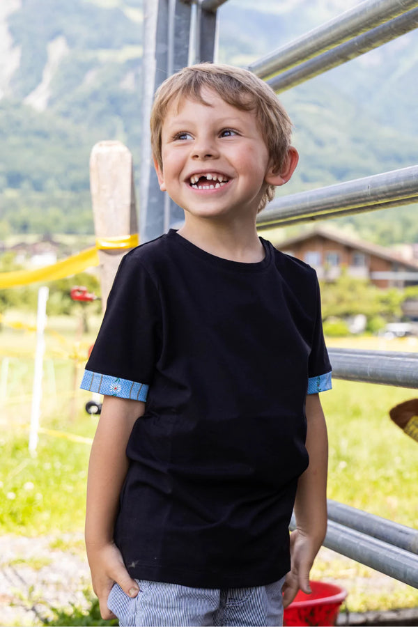 Kinder Edelweiss Kurzarmshirt mit traditionellem Edelweiss-Muster an den Ärmeln.