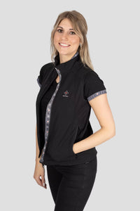 Softshell Gilet Edelweiss Damen von Edelvetica, schwarze Weste mit grauem Edelweiss-Muster, wind- und wasserdicht, mit viel Stauraum und stilvollem Design.