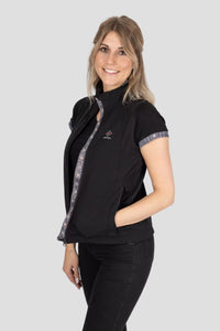 Softshell Gilet Edelweiss Damen von Edelvetica, schwarze Weste mit grauem Edelweiss-Muster, wind- und wasserdicht, mit viel Stauraum und stilvollem Design.