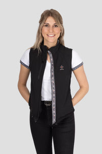 Softshell Gilet Edelweiss Damen von Edelvetica, schwarze Weste mit grauem Edelweiss-Muster, wind- und wasserdicht, mit viel Stauraum und stilvollem Design.