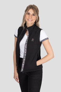 Softshell Gilet Edelweiss Damen von Edelvetica, schwarze Weste mit grauem Edelweiss-Muster, wind- und wasserdicht, mit viel Stauraum und stilvollem Design.