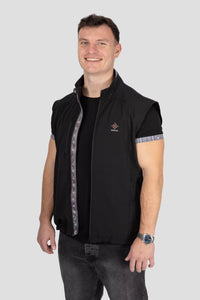 Softshell Gilet Edelweiss Herren von Edelvetica, schwarze Weste mit grauem Edelweiss-Muster, wind- und wasserdicht, stilvoll und funktional für Outdoor und Alltag.