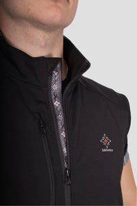 Softshell Gilet Edelweiss Herren von Edelvetica, schwarze Weste mit grauem Edelweiss-Muster, wind- und wasserdicht, stilvoll und funktional für Outdoor und Alltag.